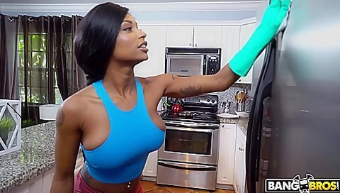 Derrick Ferrari, Sarai Minx Sarai Cleans More Than Just Floors / 4.12.2018
